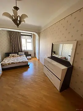 Satılır 3 otaqlı mənzil 165 m²