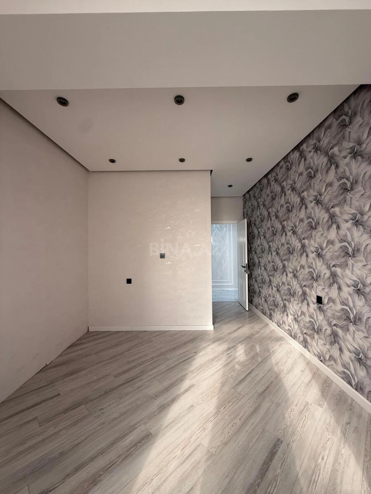 Satılır 4 otaqlı mənzil 144 m²