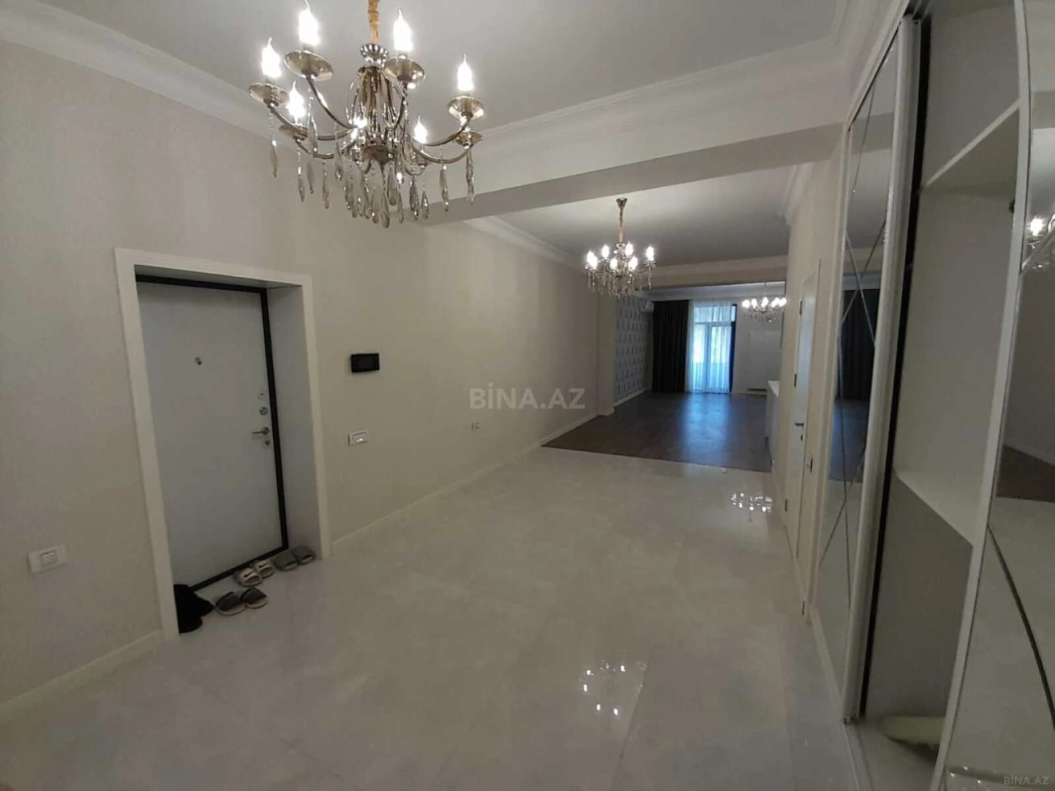 Satılır 3 otaqlı mənzil 172 m²