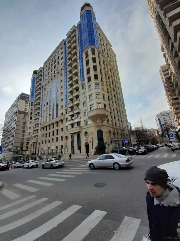 Satılır 3 otaqlı mənzil 172 m²