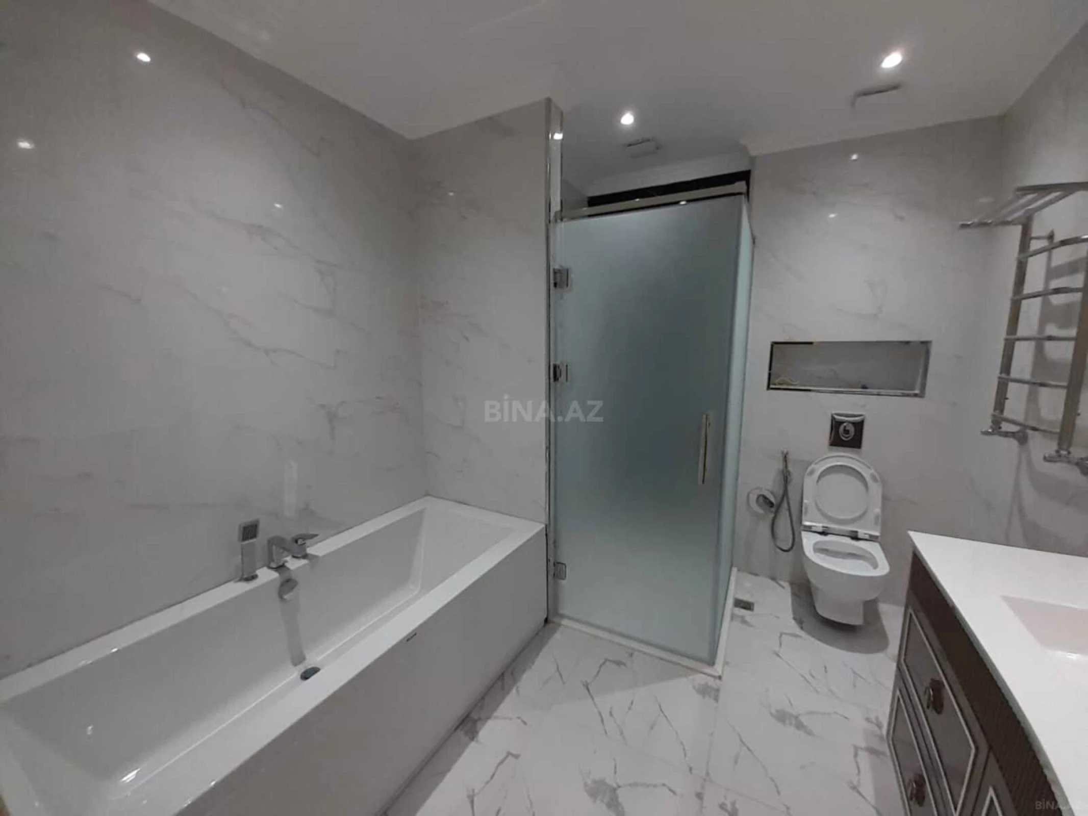 Satılır 3 otaqlı mənzil 172 m²
