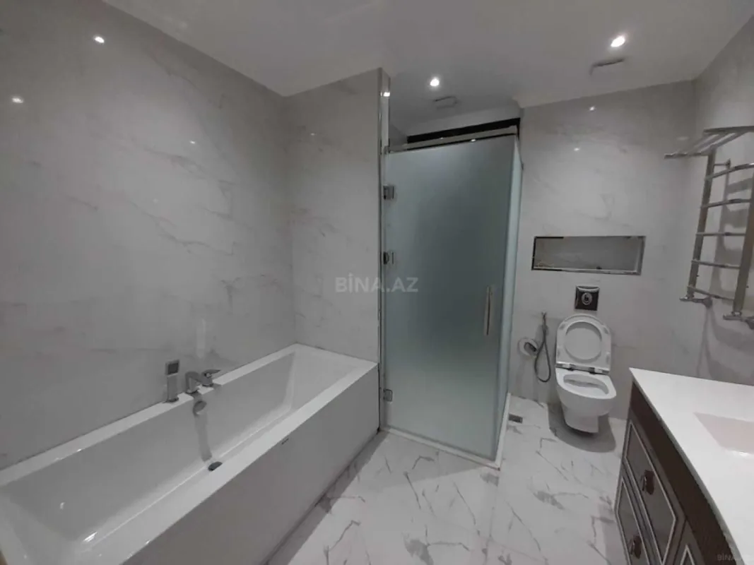 Satılır 3 otaqlı mənzil 172 m²