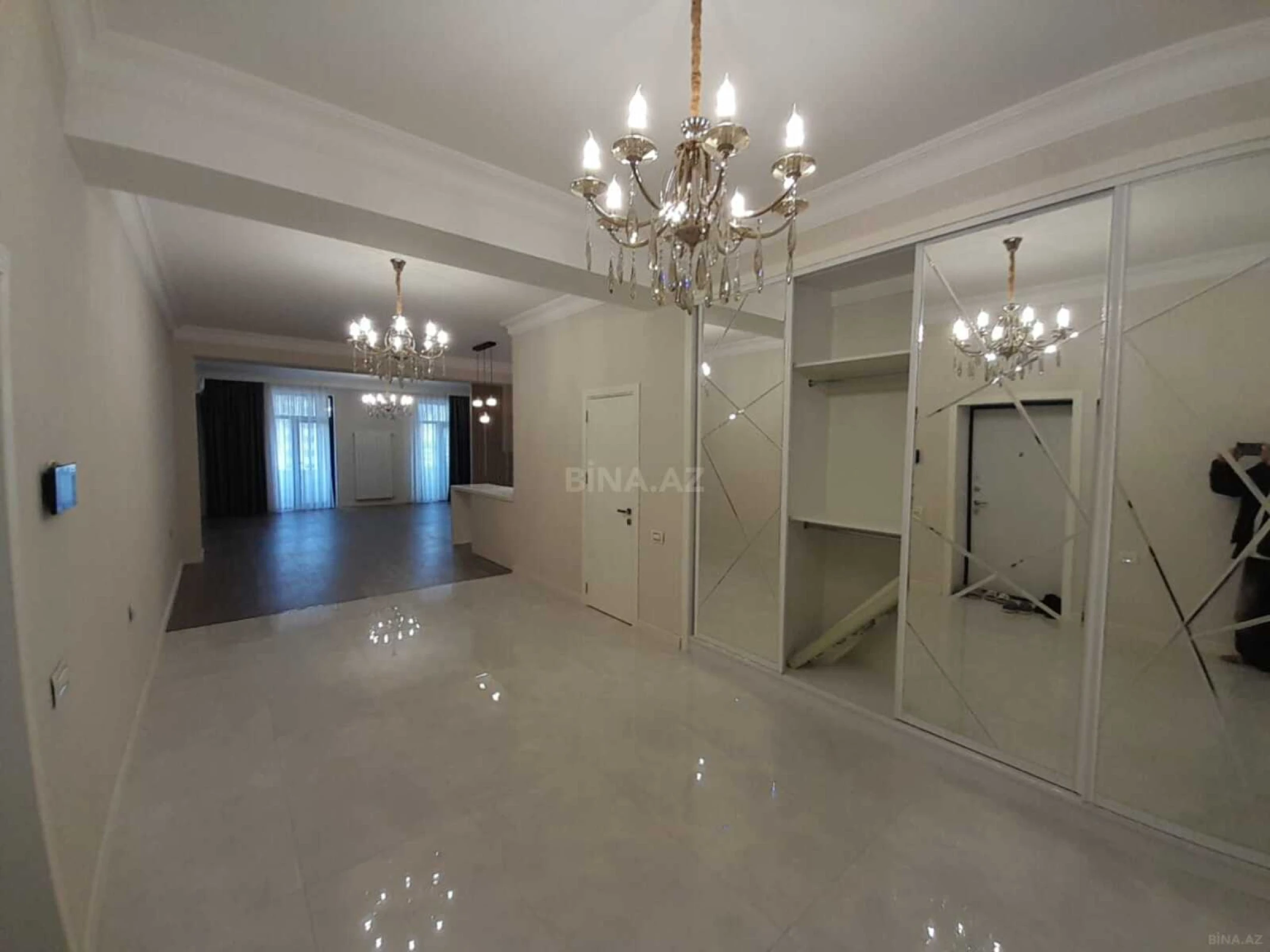 Satılır 3 otaqlı mənzil 172 m²