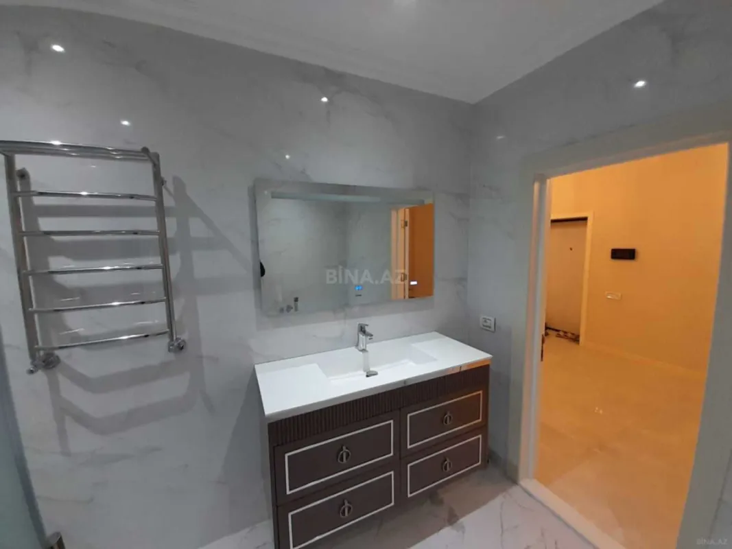 Satılır 3 otaqlı mənzil 172 m²