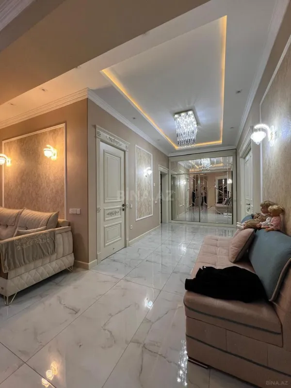 Satılır 4 otaqlı mənzil 180 m²