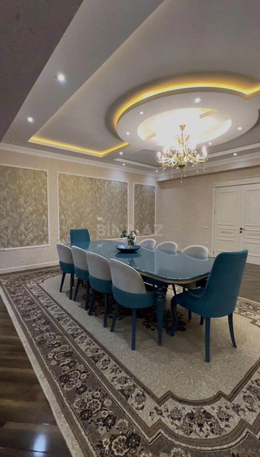 Satılır 4 otaqlı mənzil 180 m²