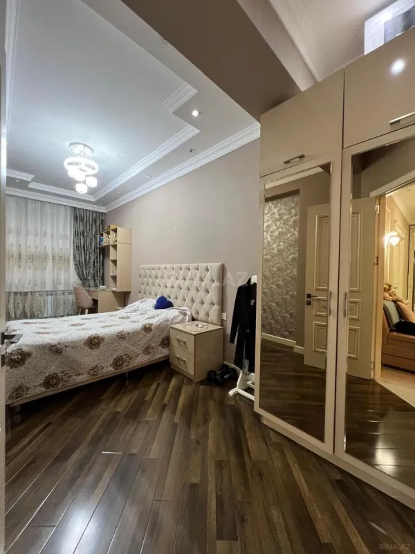 Satılır 4 otaqlı mənzil 180 m²