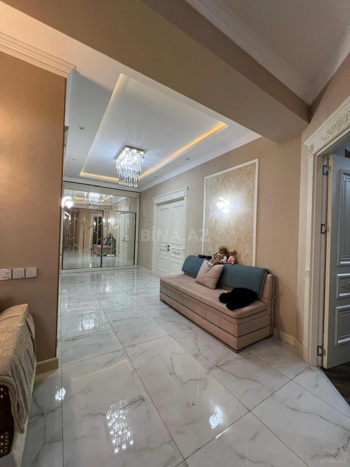 Satılır 4 otaqlı mənzil 180 m²