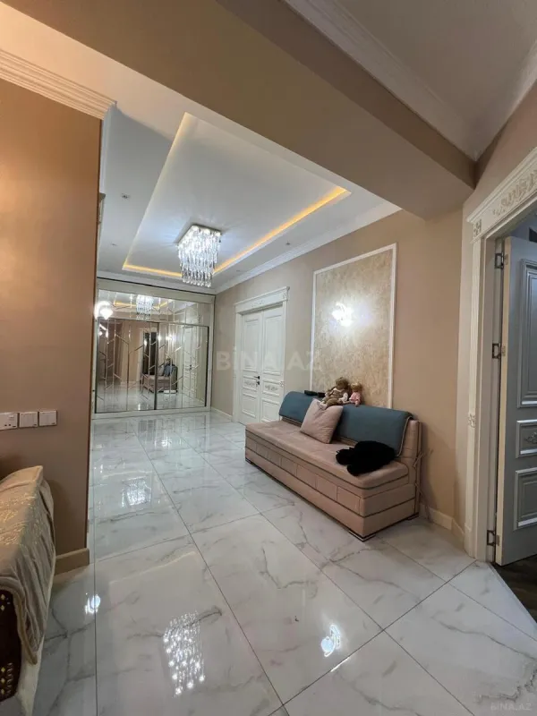 Satılır 4 otaqlı mənzil 180 m²