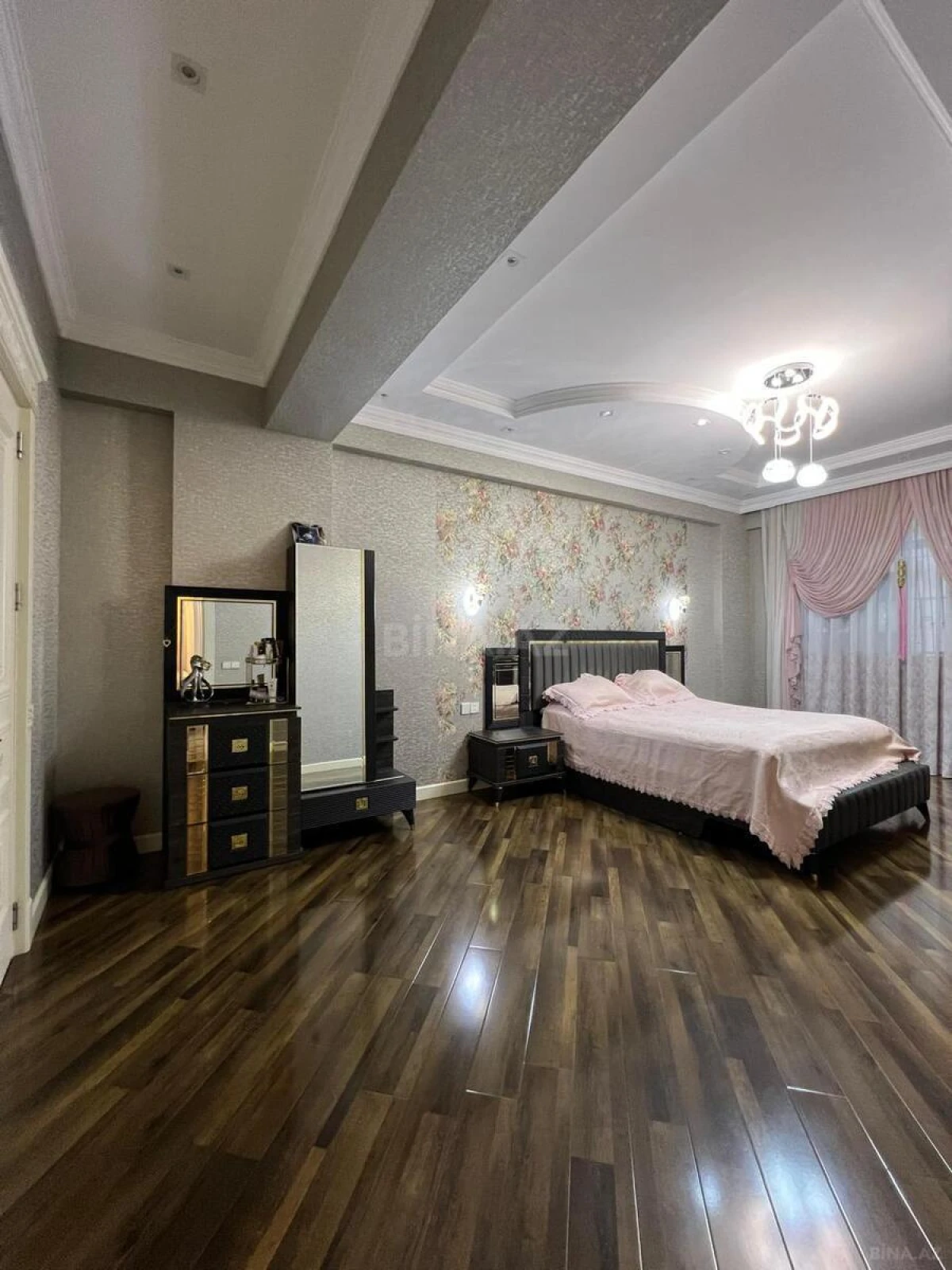 Satılır 4 otaqlı mənzil 180 m²