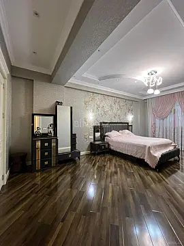 Satılır 4 otaqlı mənzil 180 m²