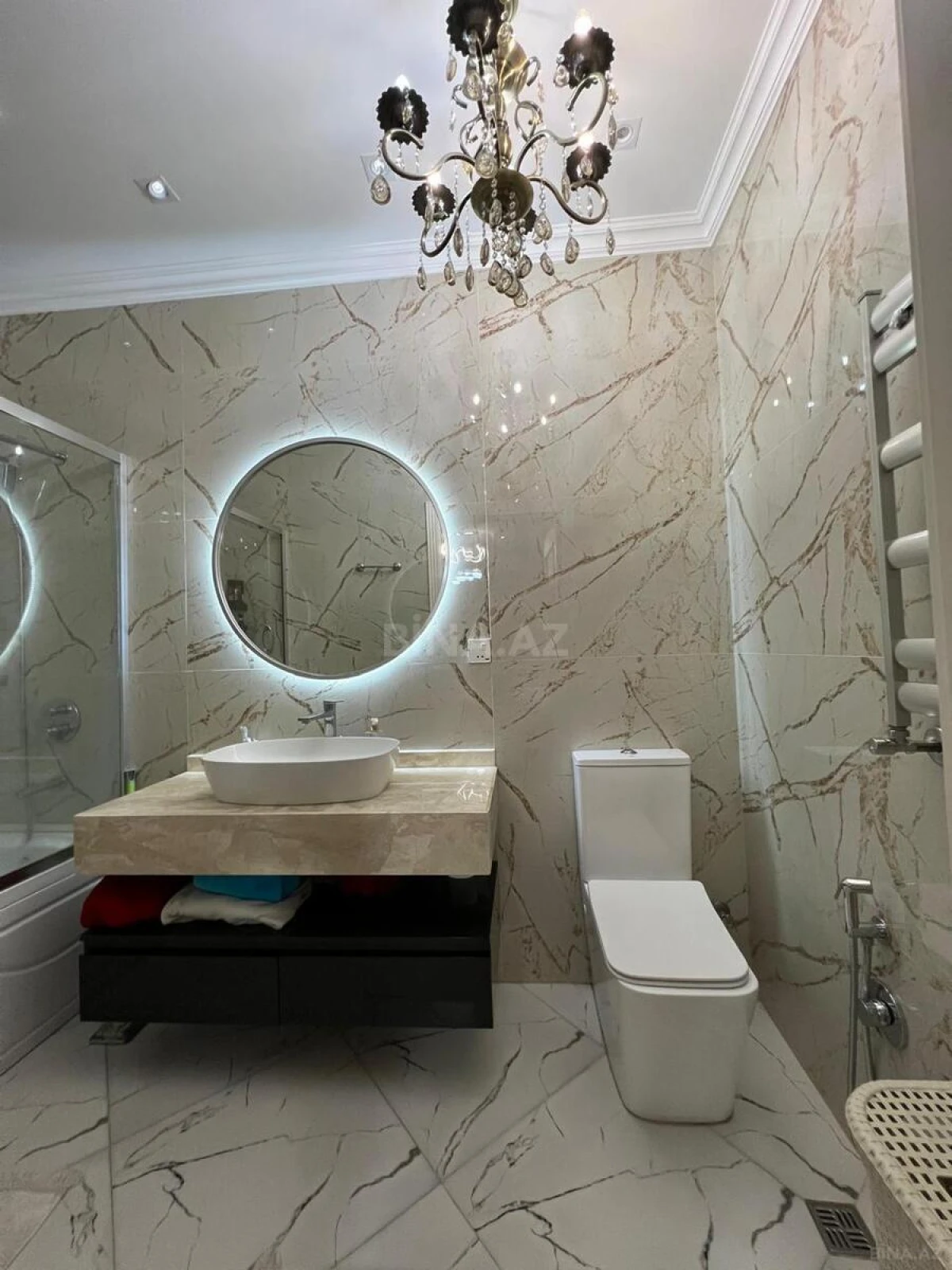 Satılır 4 otaqlı mənzil 180 m²