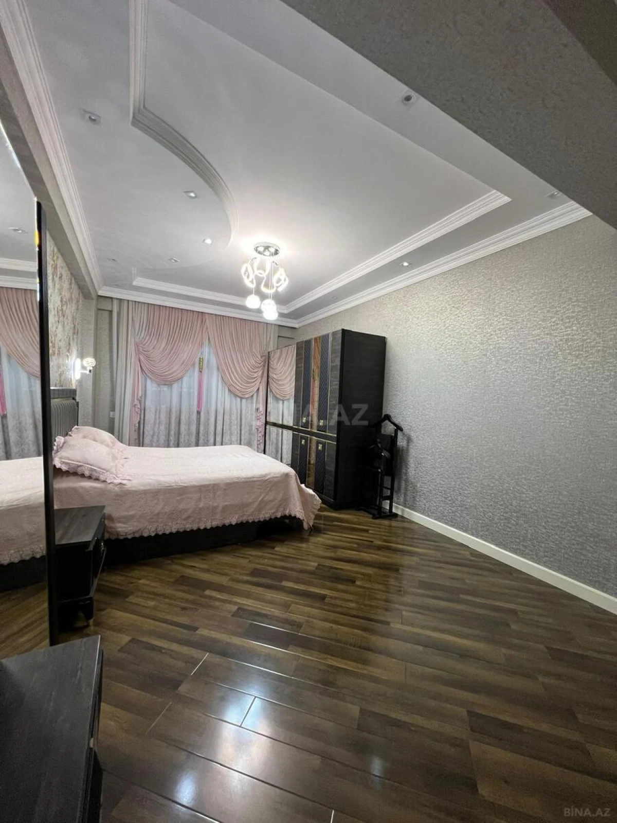 Satılır 4 otaqlı mənzil 180 m²