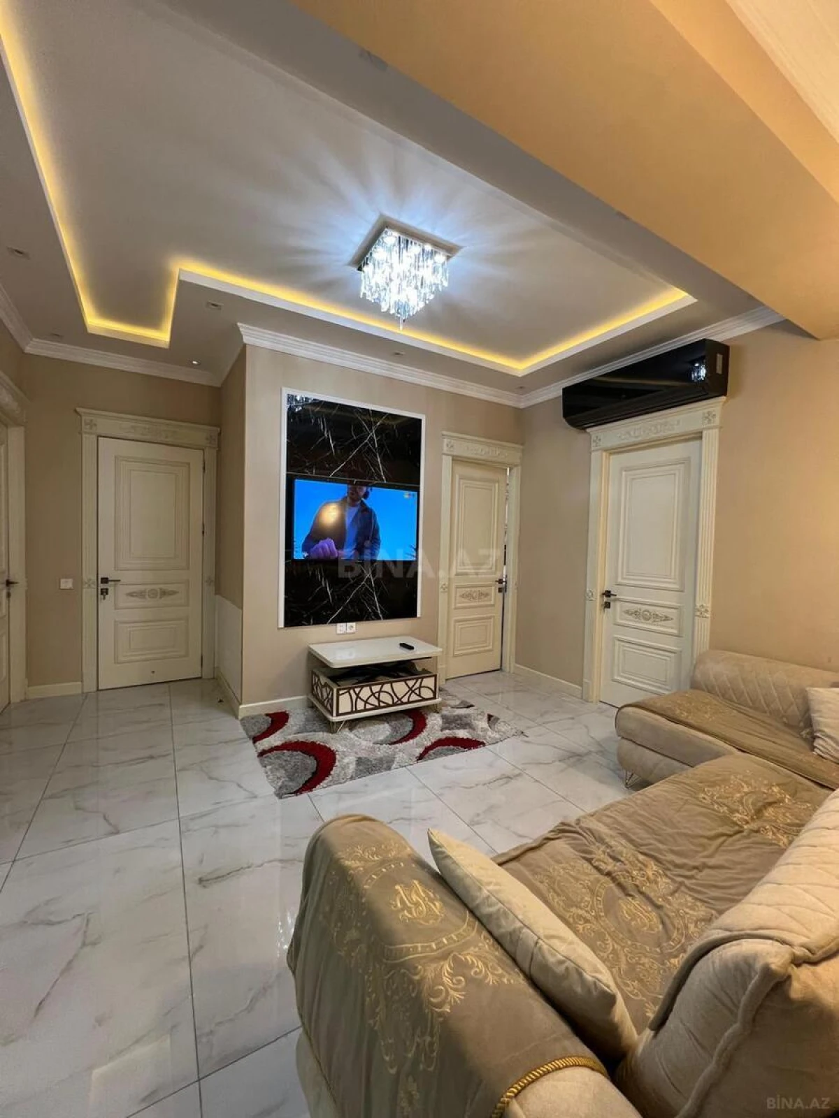 Satılır 4 otaqlı mənzil 180 m²