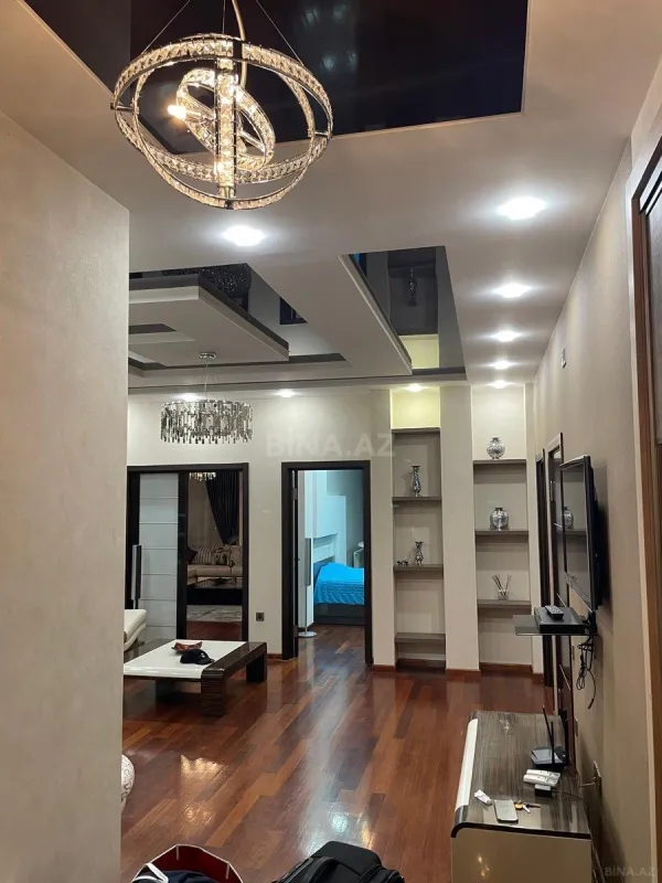 Satılır 4 otaqlı mənzil 202 m²