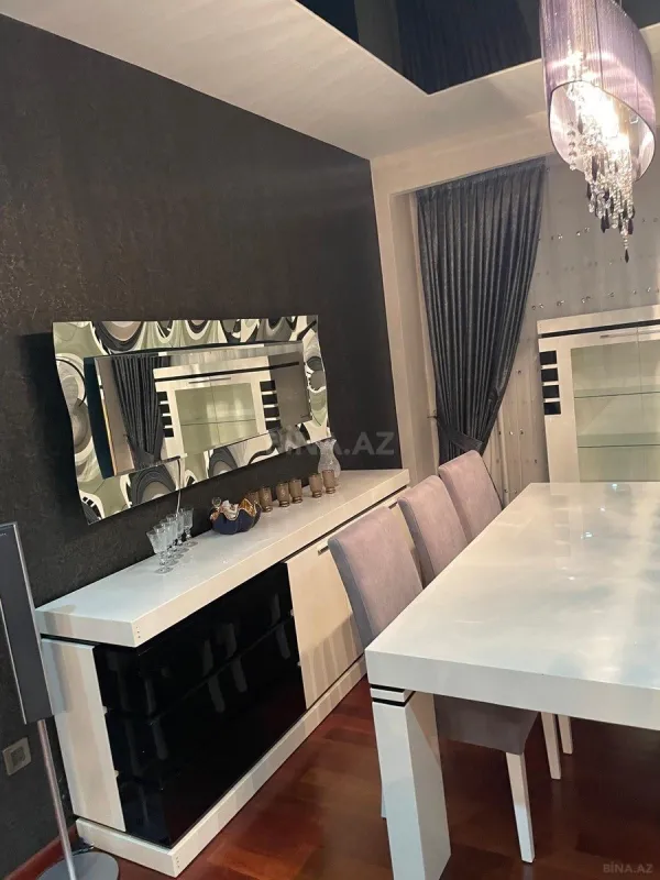 Satılır 4 otaqlı mənzil 202 m²