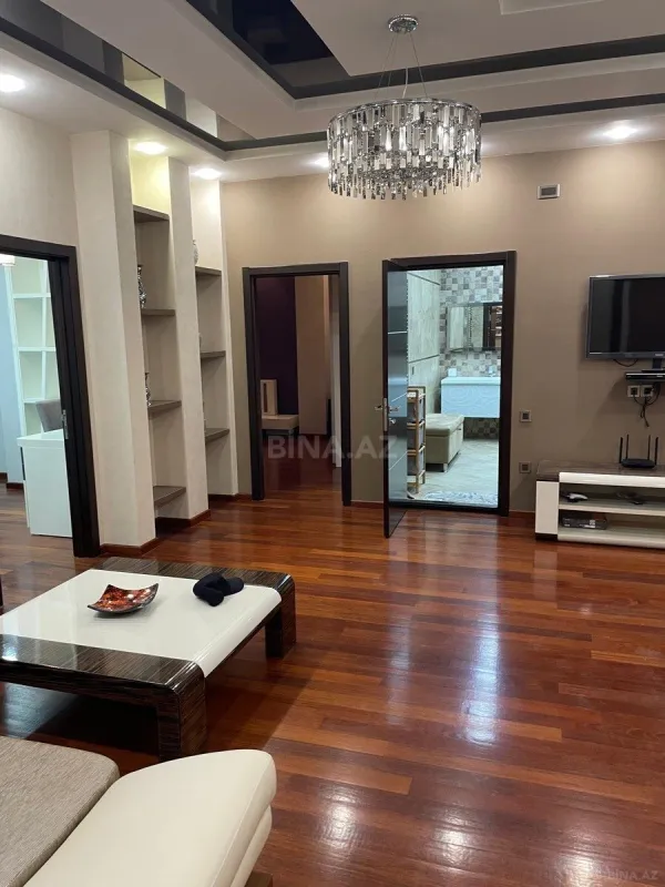 Satılır 4 otaqlı mənzil 202 m²