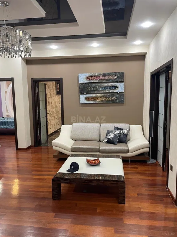 Satılır 4 otaqlı mənzil 202 m²