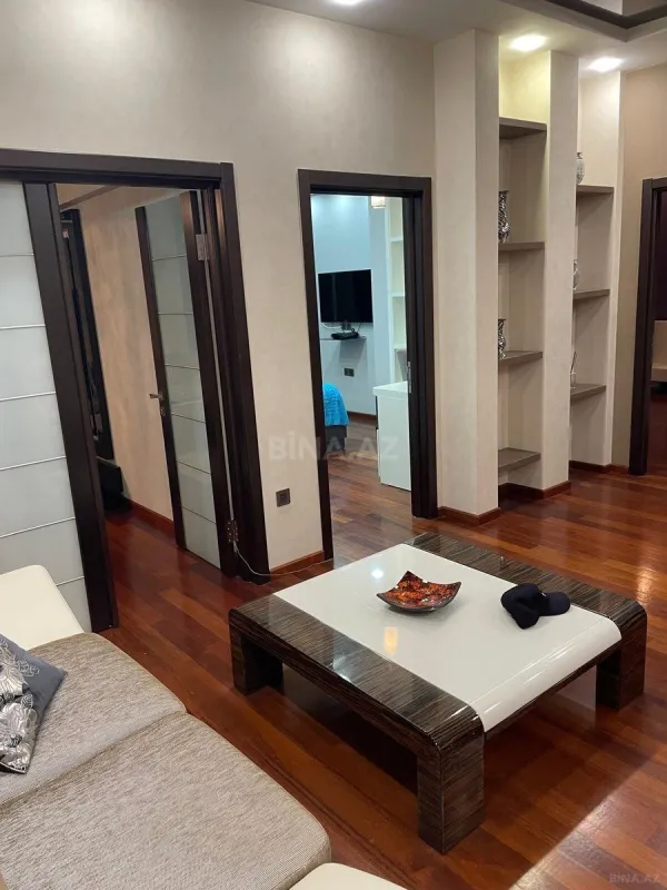 Satılır 4 otaqlı mənzil 202 m²