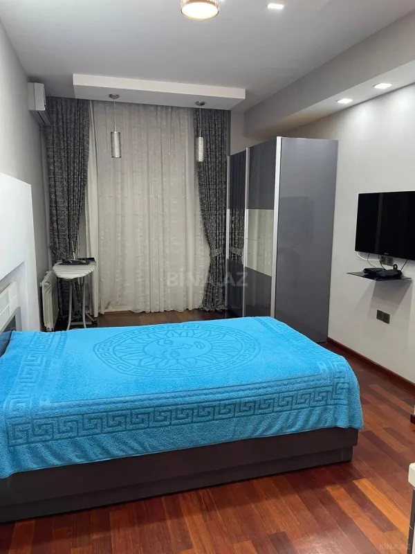 Satılır 4 otaqlı mənzil 202 m²