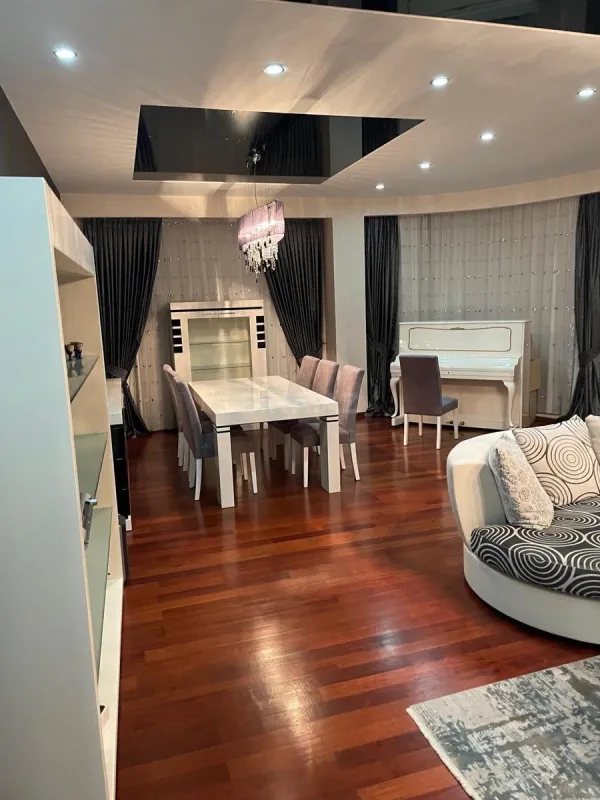 Satılır 4 otaqlı mənzil 202 m²