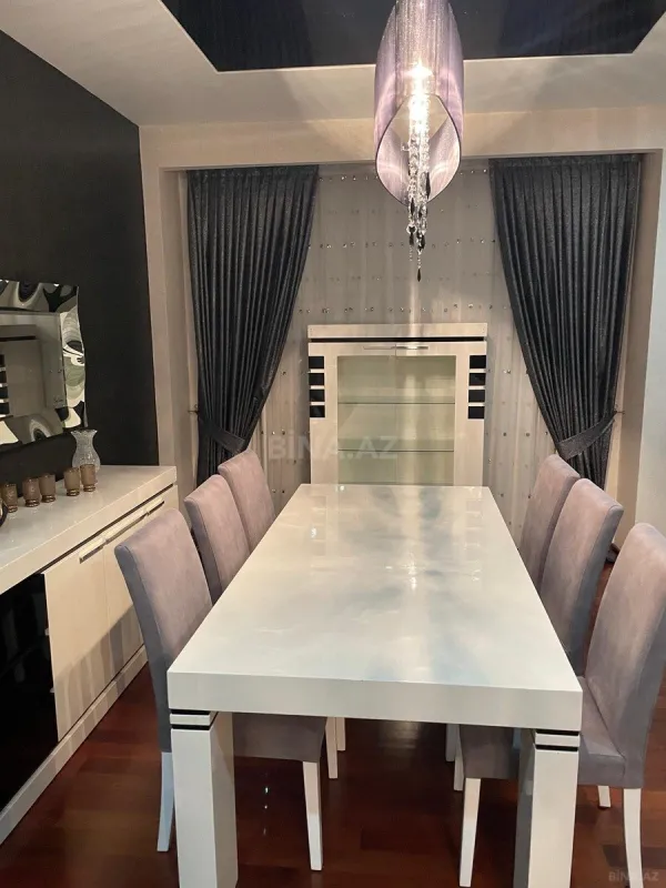 Satılır 4 otaqlı mənzil 202 m²