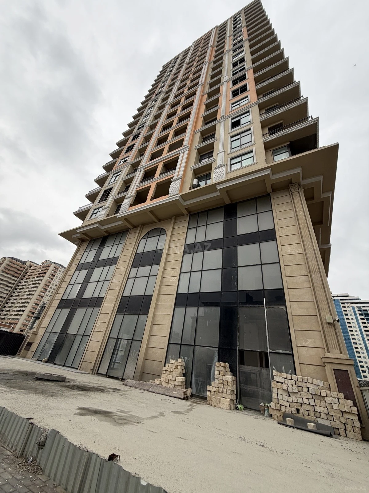 Satılır 3 otaqlı mənzil 122 m²