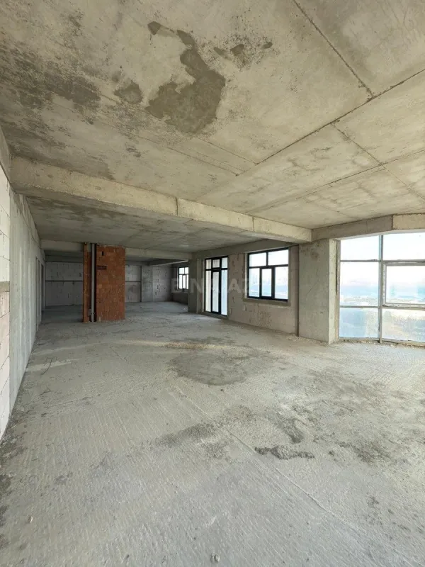 Satılır 4 otaqlı mənzil 185 m²