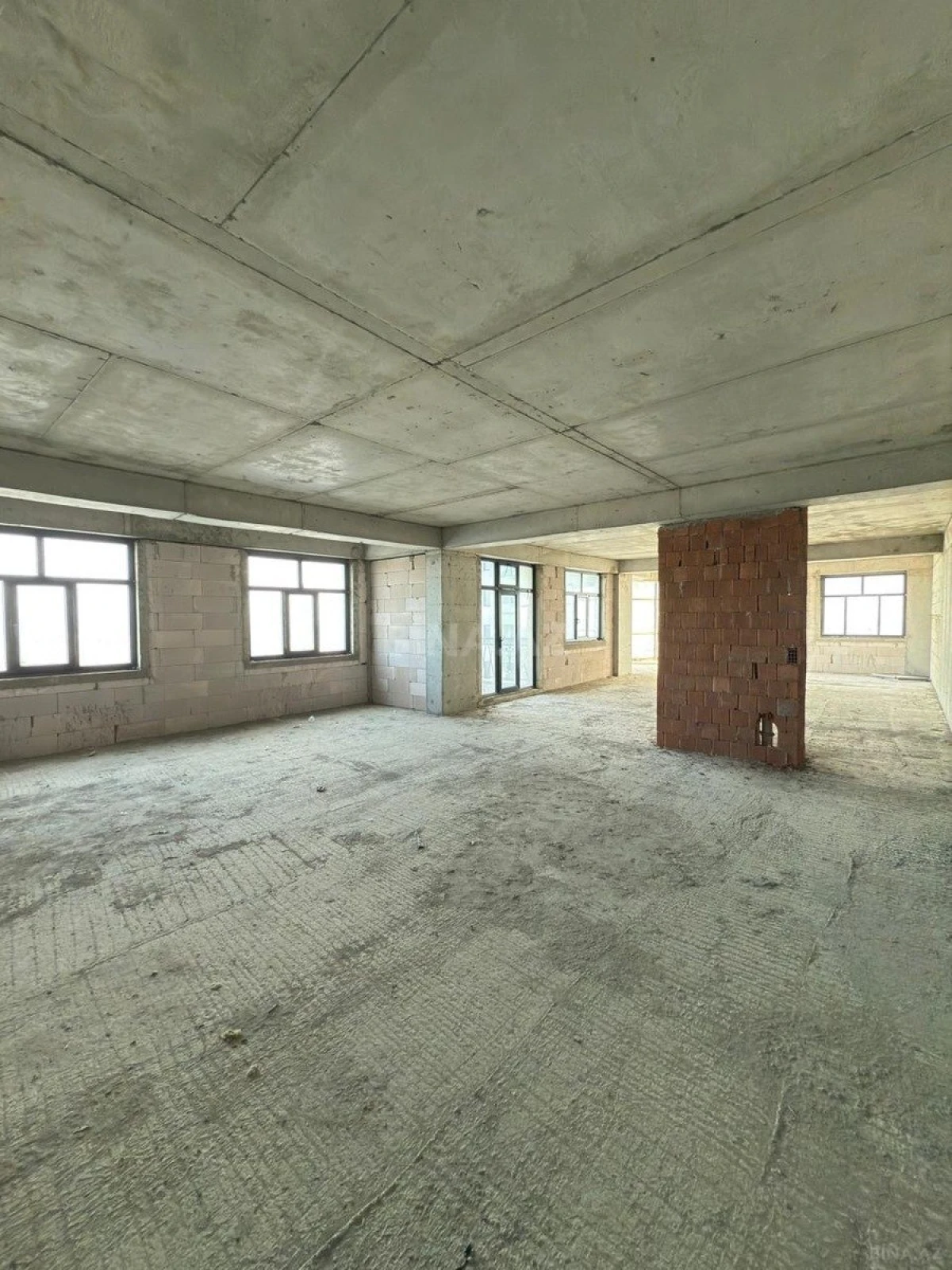 Satılır 4 otaqlı mənzil 185 m²