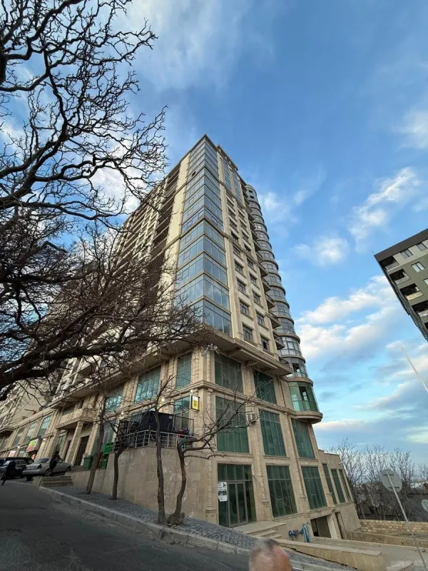 Satılır 4 otaqlı mənzil 185 m²