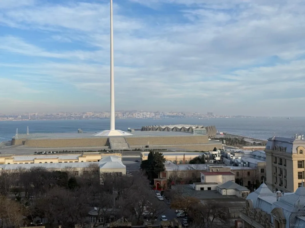 Satılır 4 otaqlı mənzil 185 m²