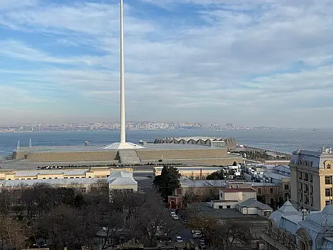 Satılır 4 otaqlı mənzil 185 m²