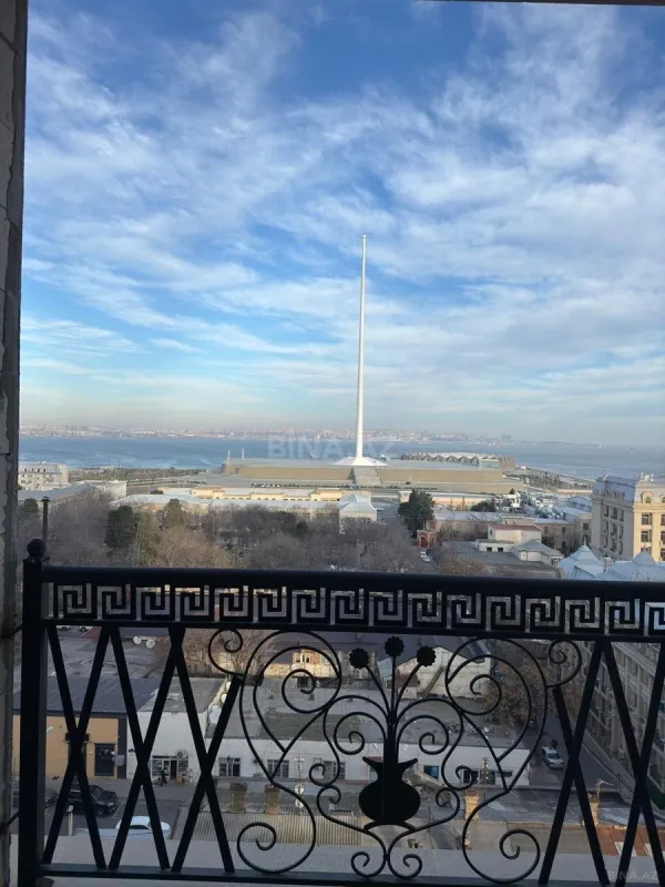 Satılır 4 otaqlı mənzil 185 m²