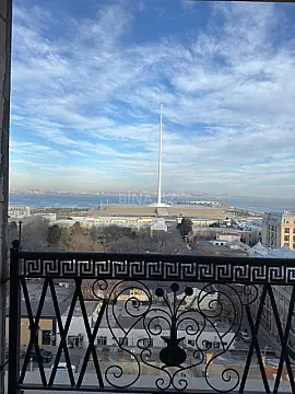 Satılır 4 otaqlı mənzil 185 m²