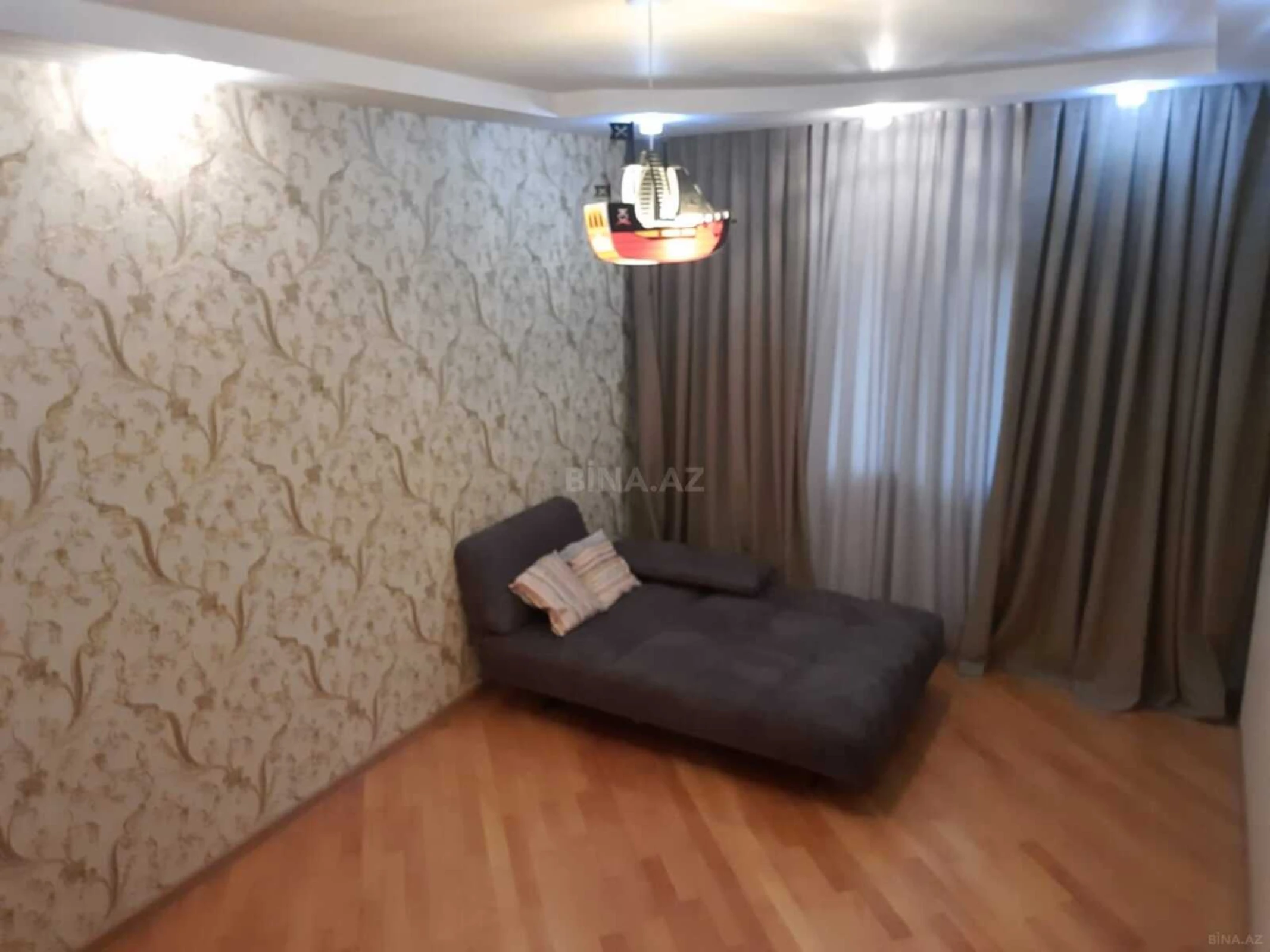 Satılır 3 otaqlı mənzil 137 m²