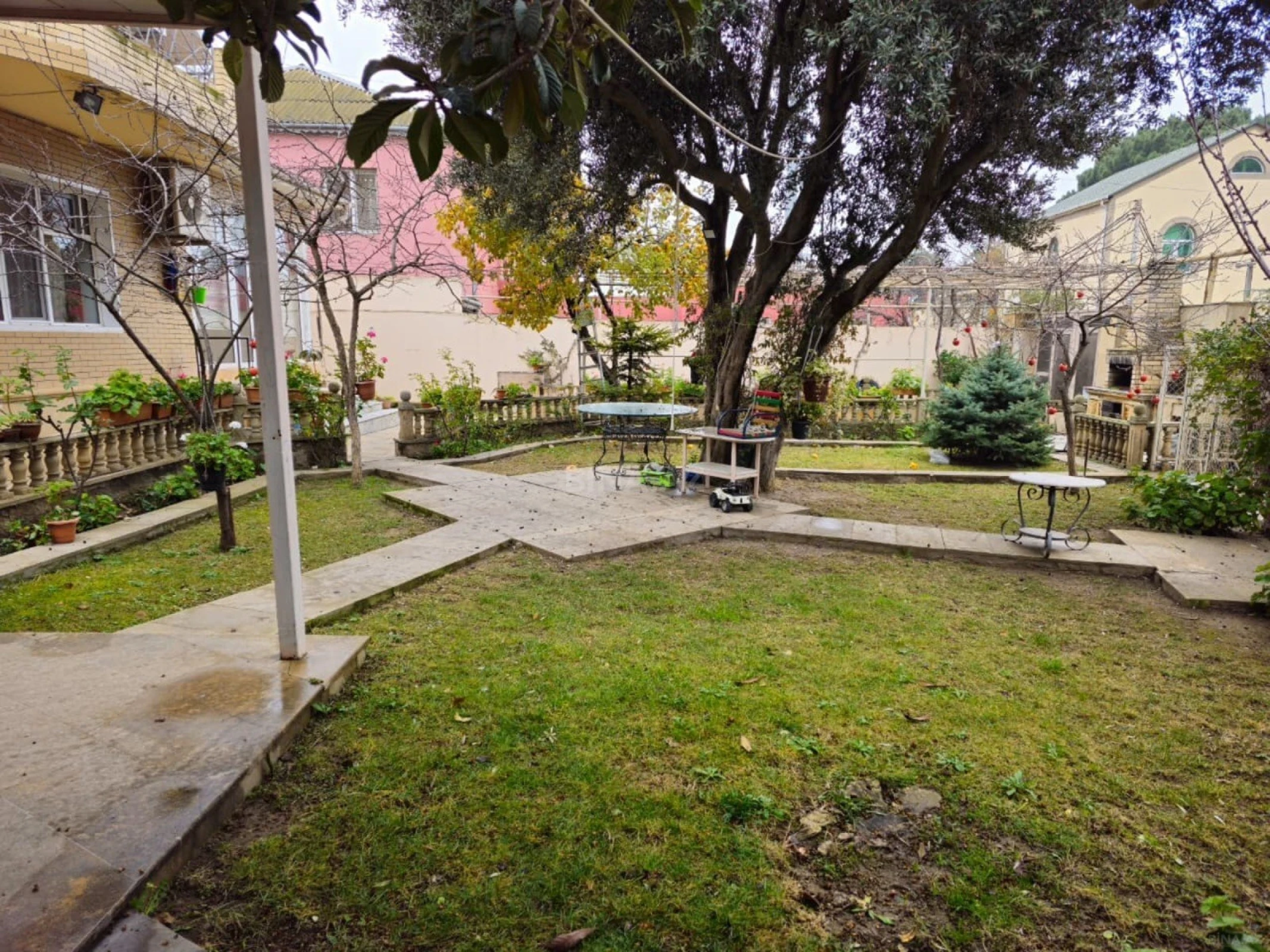 Satılır 7 otaqlı həyət evi 330 m²