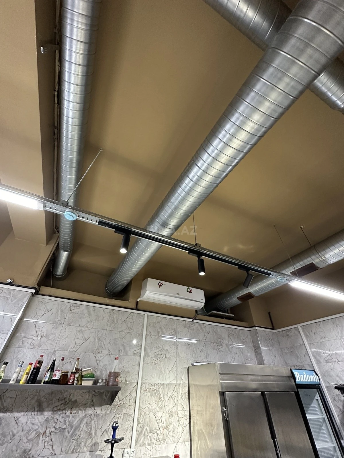 Satılır obyekt 400 m²