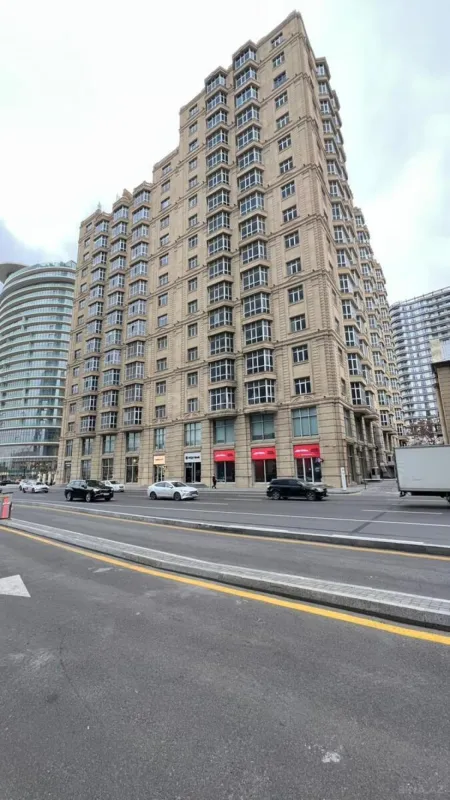 Satılır 4 otaqlı mənzil 244 m²