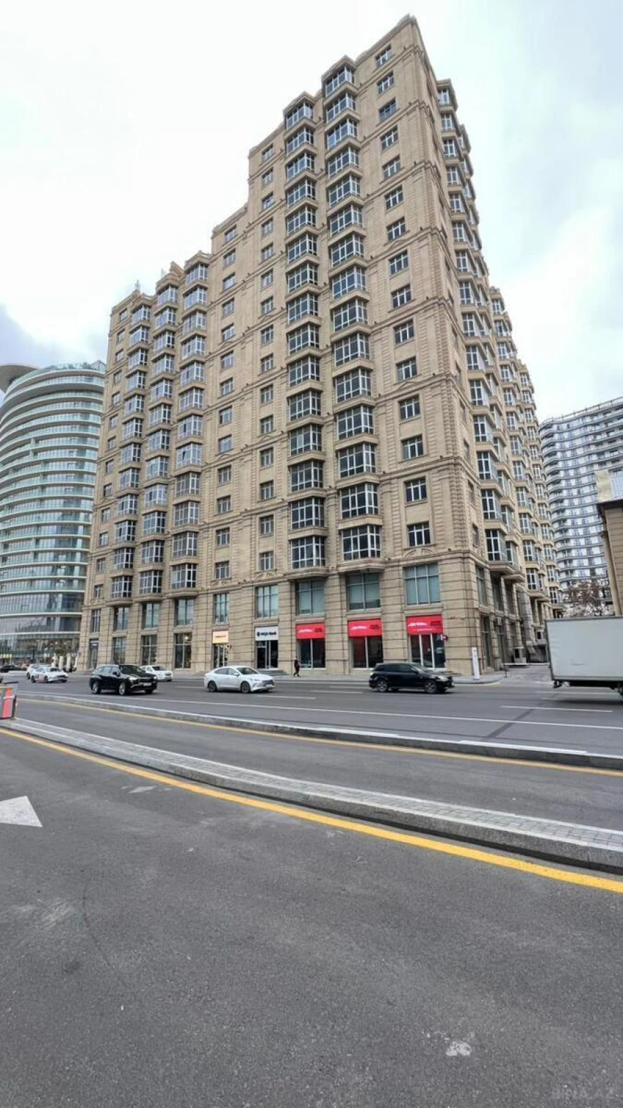 Satılır 4 otaqlı mənzil 202 m²