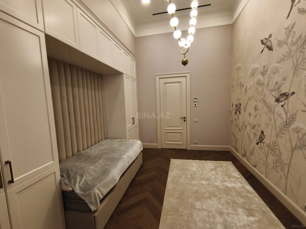 Satılır 4 otaqlı mənzil 150 m²