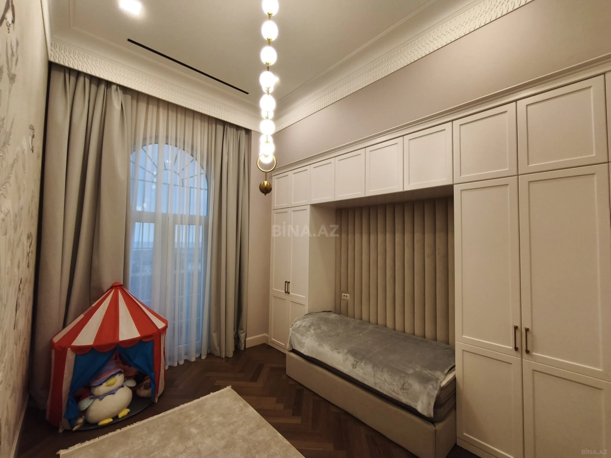 Satılır 4 otaqlı mənzil 150 m²