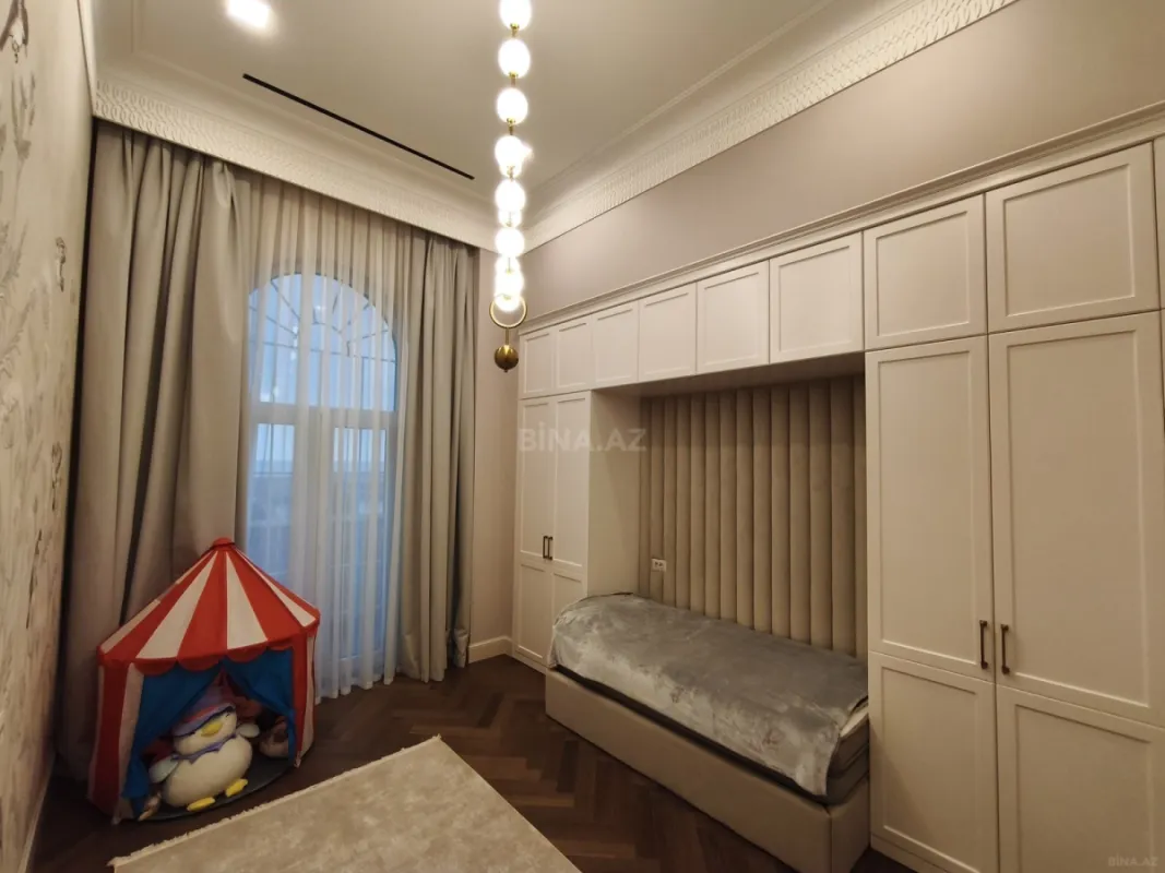 Satılır 4 otaqlı mənzil 150 m²