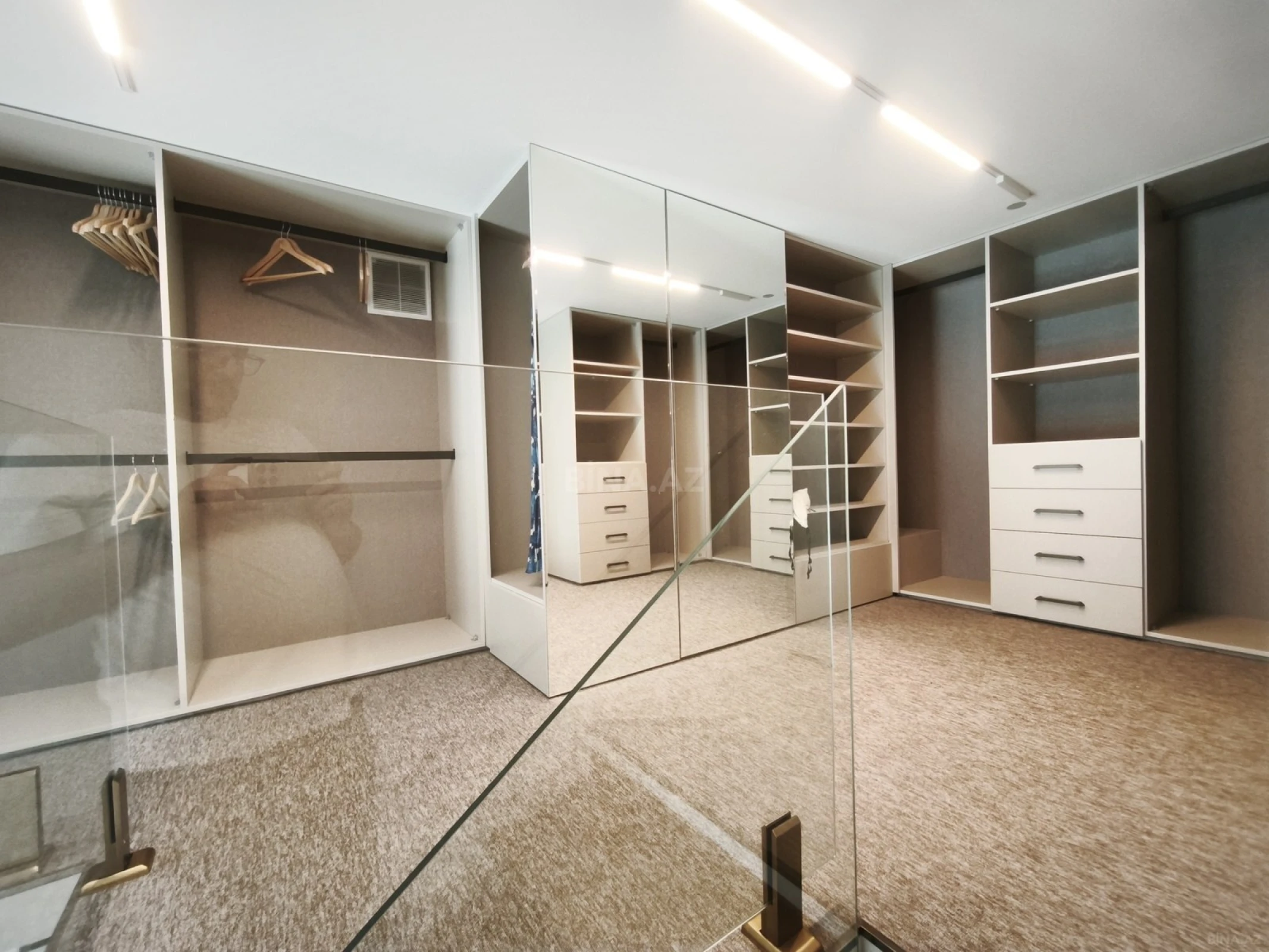 Satılır 4 otaqlı mənzil 150 m²