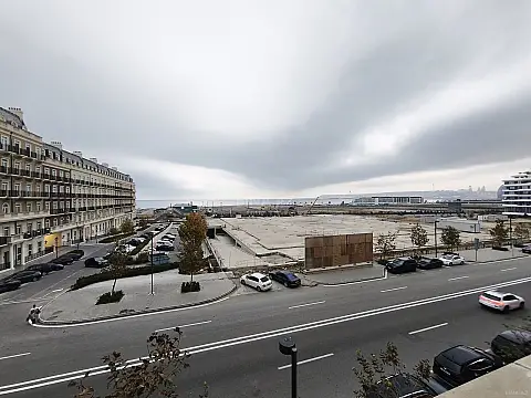 Satılır 4 otaqlı mənzil 150 m²