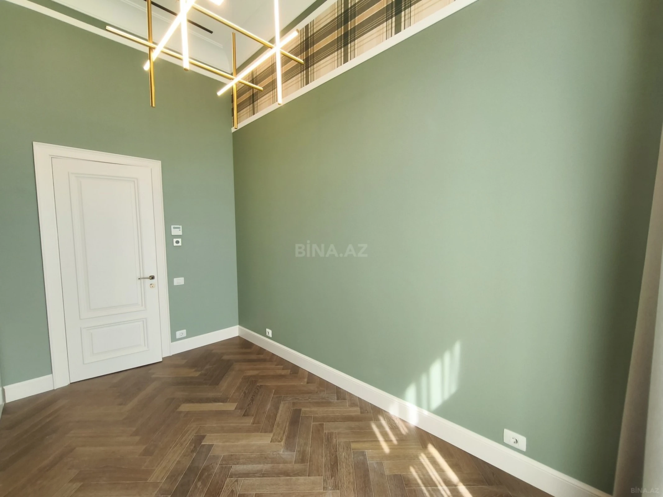 Satılır 4 otaqlı mənzil 150 m²