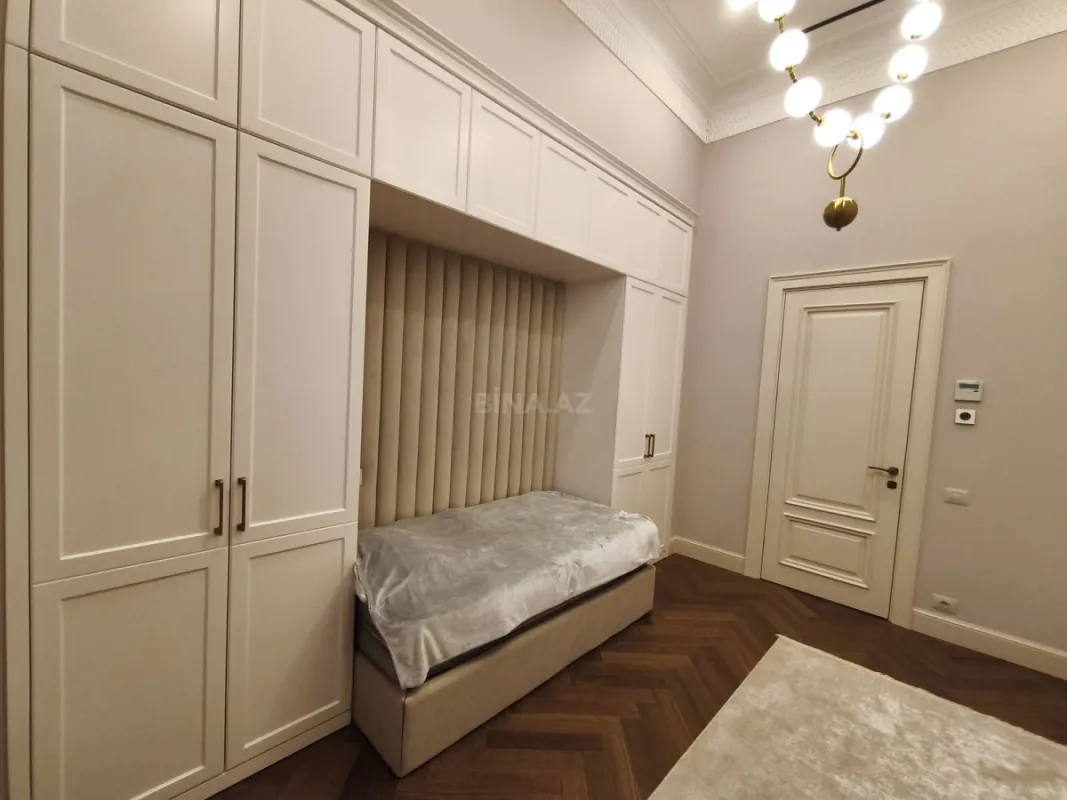 Satılır 4 otaqlı mənzil 150 m²