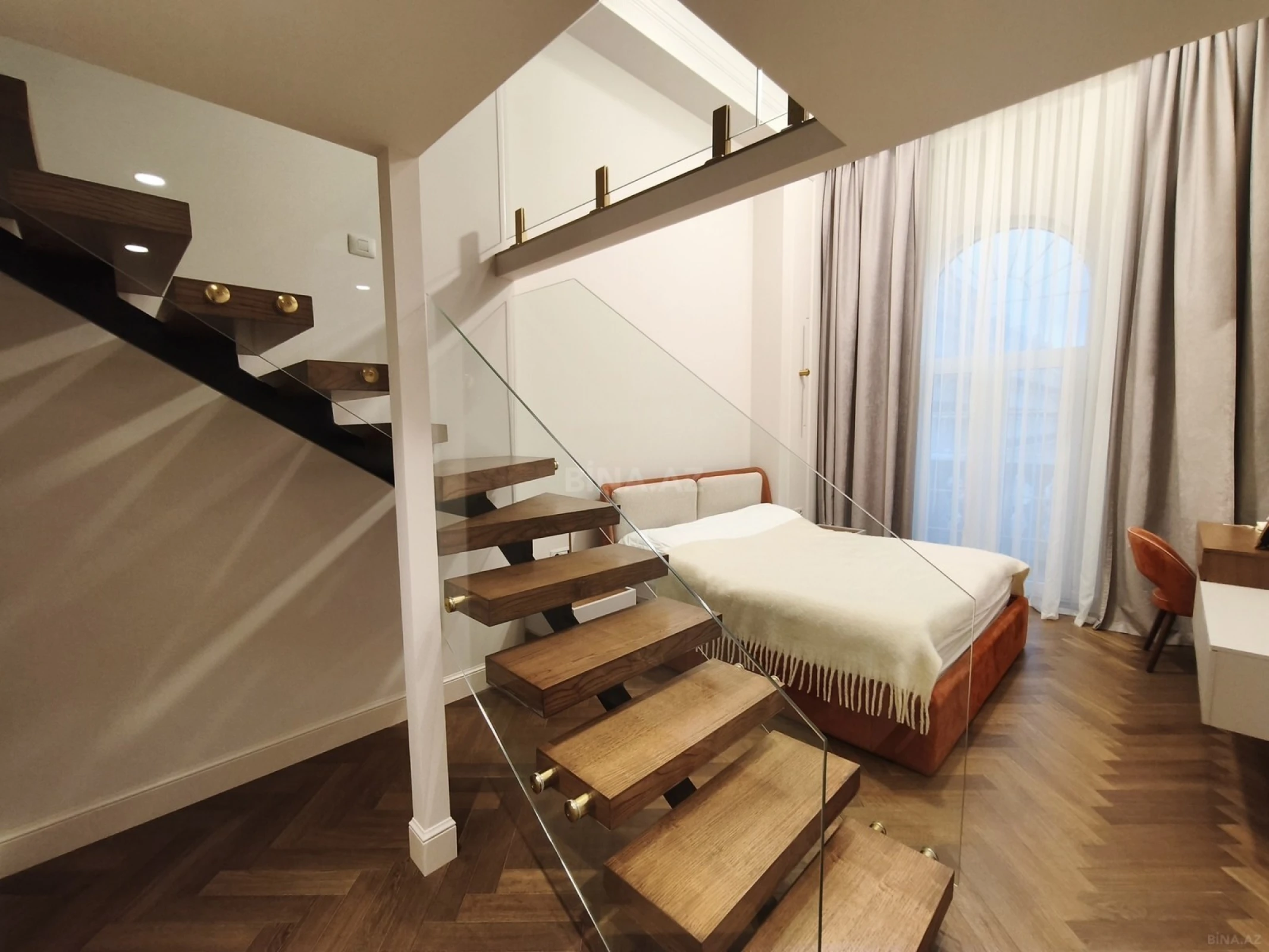 Satılır 4 otaqlı mənzil 150 m²