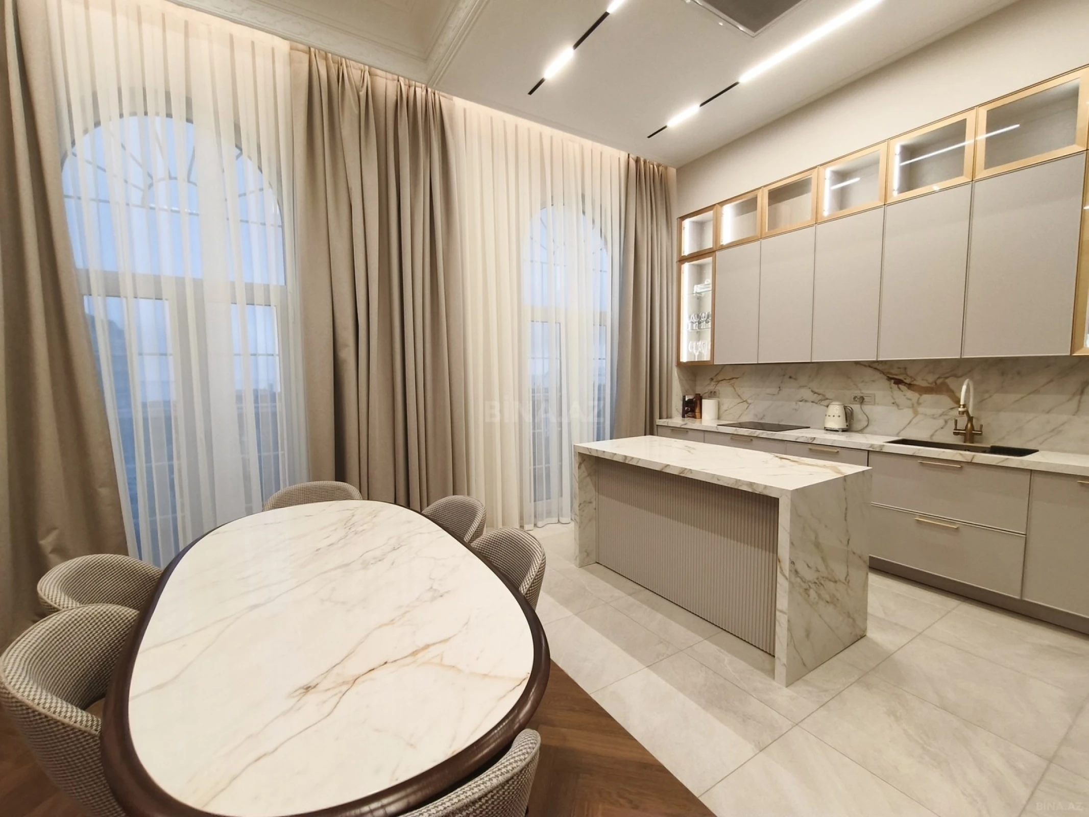 Satılır 4 otaqlı mənzil 150 m²
