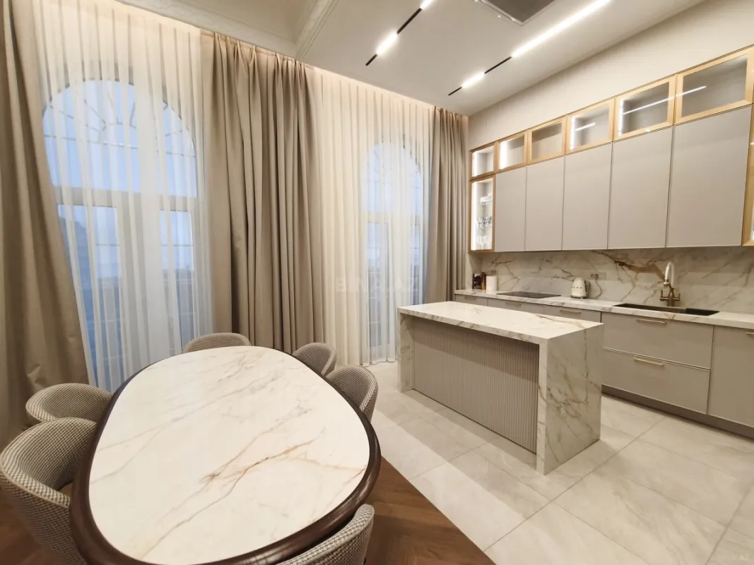 Satılır 4 otaqlı mənzil 150 m²