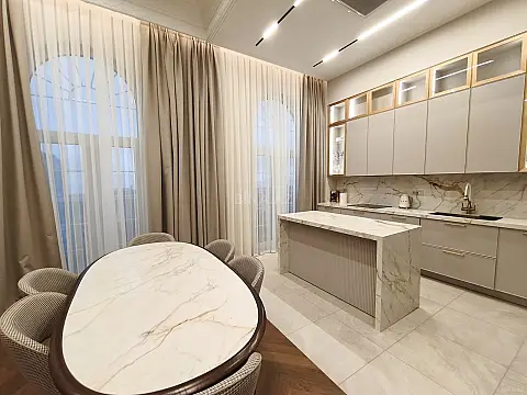 Satılır 4 otaqlı mənzil 150 m²